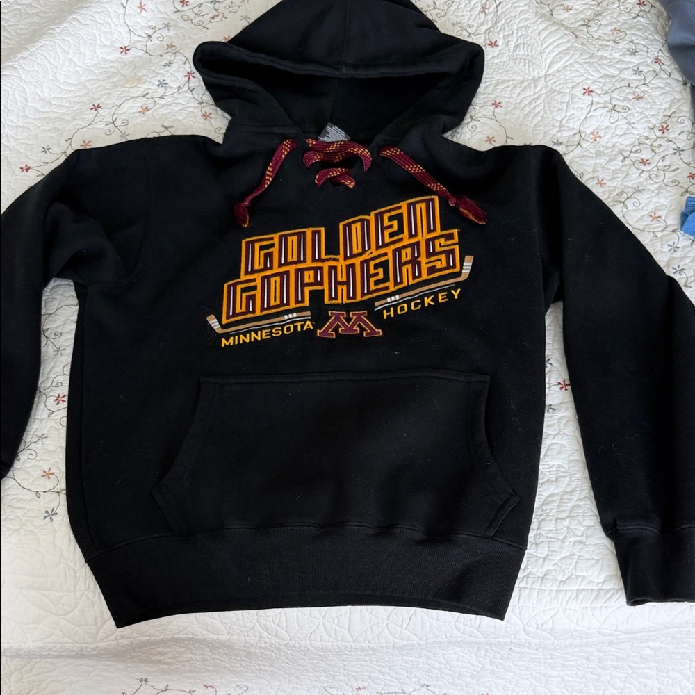 University of Minnesota Hockey Sweatshirt.  Size small.   Great condition.